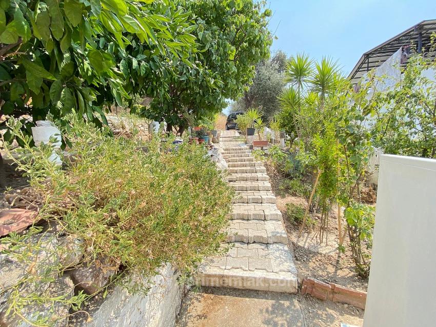 Erdgeschosswohnung (1+1) In Seferihisar, Mersin, Zu Verkaufen, 100 M Vom Meer Entfernt, Mit Garten, Renovierungsbedarf