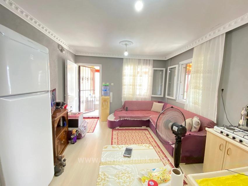 Erdgeschosswohnung (1+1) In Seferihisar, Mersin, Zu Verkaufen, 100 M Vom Meer Entfernt, Mit Garten, Renovierungsbedarf