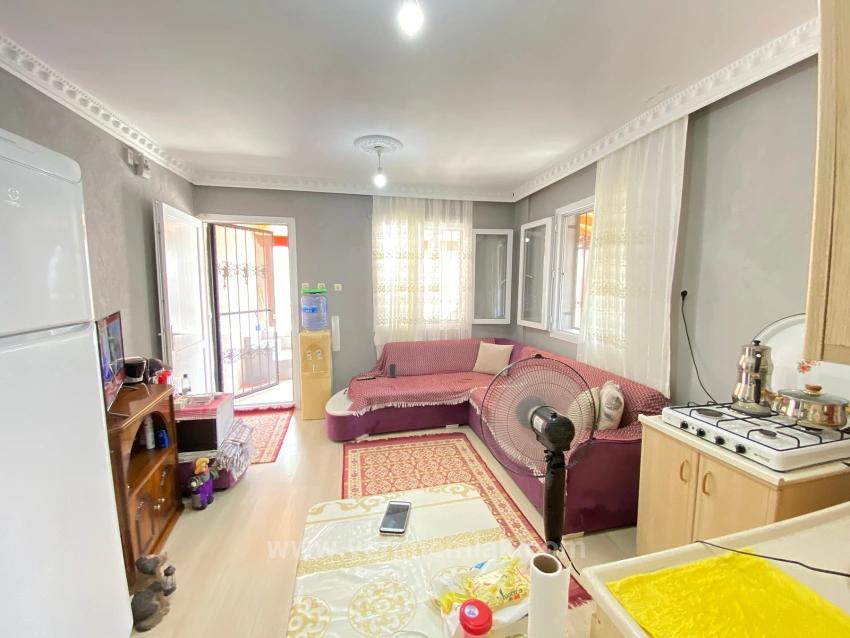 Erdgeschosswohnung (1+1) In Seferihisar, Mersin, Zu Verkaufen, 100 M Vom Meer Entfernt, Mit Garten, Renovierungsbedarf