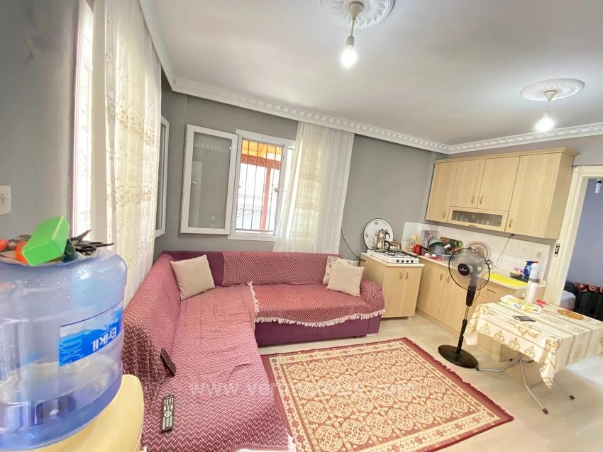 Erdgeschosswohnung (1+1) In Seferihisar, Mersin, Zu Verkaufen, 100 M Vom Meer Entfernt, Mit Garten, Renovierungsbedarf