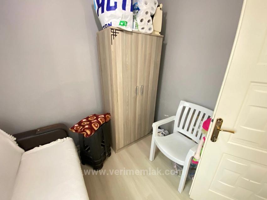 Erdgeschosswohnung (1+1) In Seferihisar, Mersin, Zu Verkaufen, 100 M Vom Meer Entfernt, Mit Garten, Renovierungsbedarf