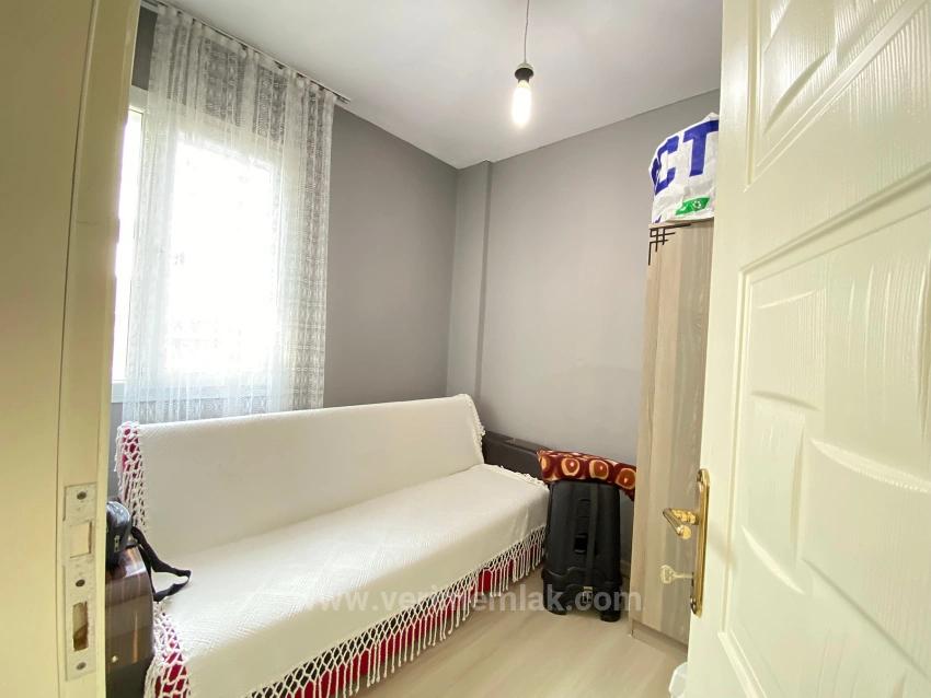 Erdgeschosswohnung (1+1) In Seferihisar, Mersin, Zu Verkaufen, 100 M Vom Meer Entfernt, Mit Garten, Renovierungsbedarf