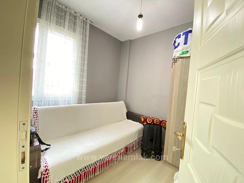 Erdgeschosswohnung (1+1) In Seferihisar, Mersin, Zu Verkaufen, 100 M Vom Meer Entfernt, Mit Garten, Renovierungsbedarf