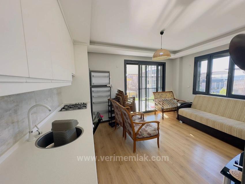 2+1-Zimmer-Wohnung In Seferihisar Mersinalanı Zu Verkaufen, In Meeresnähe, Erdgeschoss Mit Garten