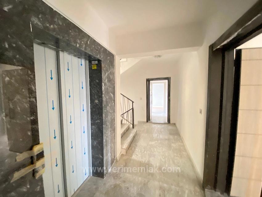 2+1 Wohnung Zum Verkauf Auf 2 Etagen Mit Aufzug Im Marktzentrum Von Gumuldur