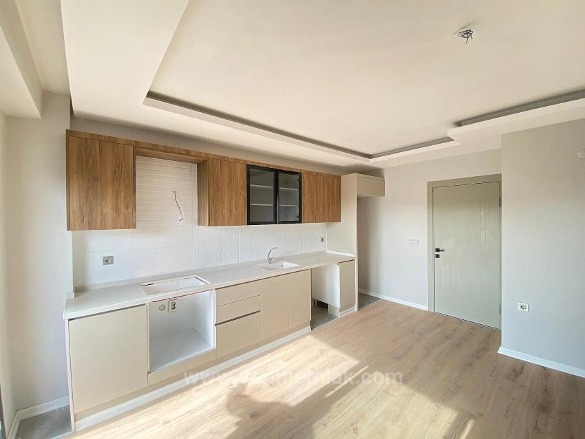 2+1 Wohnung Zum Verkauf Auf 2 Etagen Mit Aufzug Im Marktzentrum Von Gumuldur