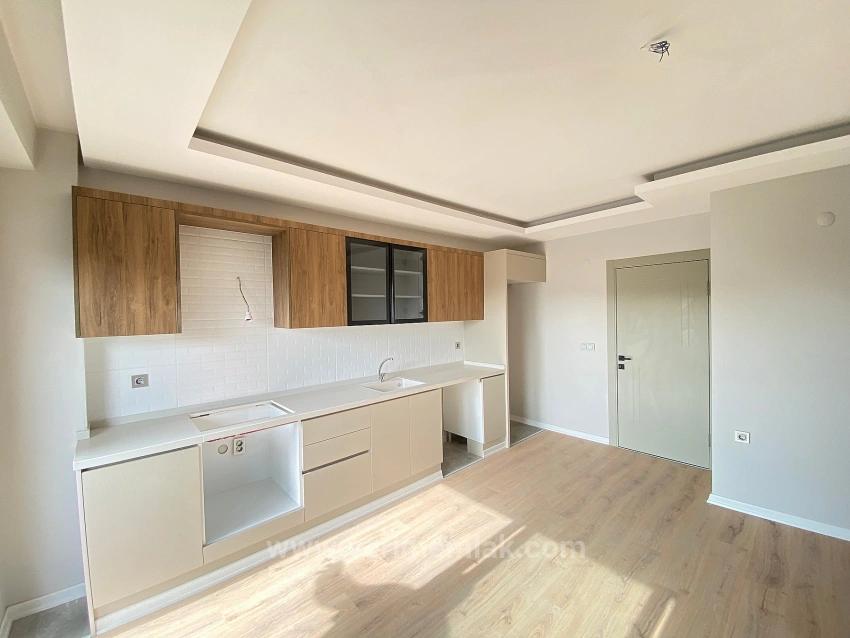 2+1 Wohnung Zum Verkauf Auf 2 Etagen Mit Aufzug Im Marktzentrum Von Gumuldur