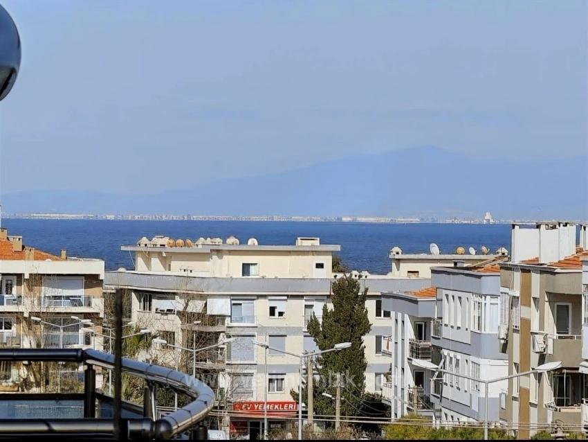 3+1 Maisonette-Wohnung Mit Kamin, Meerblick Und Geräumigem Wohnzimmer Im Herzen Des Viertels Fevzi Çakmak In Urla.