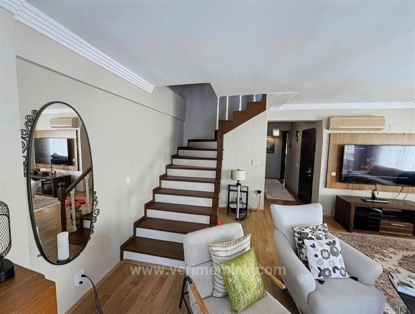 3+1 Maisonette-Wohnung Mit Kamin, Meerblick Und Geräumigem Wohnzimmer Im Herzen Des Viertels Fevzi Çakmak In Urla.