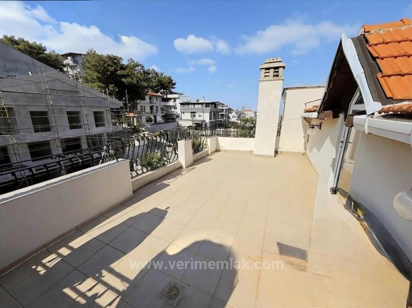 3+1 Maisonette-Wohnung Mit Kamin, Meerblick Und Geräumigem Wohnzimmer Im Herzen Des Viertels Fevzi Çakmak In Urla.