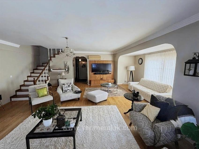 3+1 Maisonette-Wohnung Mit Kamin, Meerblick Und Geräumigem Wohnzimmer Im Herzen Des Viertels Fevzi Çakmak In Urla.