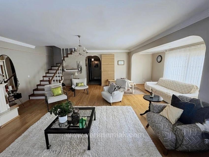 3+1 Maisonette-Wohnung Mit Kamin, Meerblick Und Geräumigem Wohnzimmer Im Herzen Des Viertels Fevzi Çakmak In Urla.