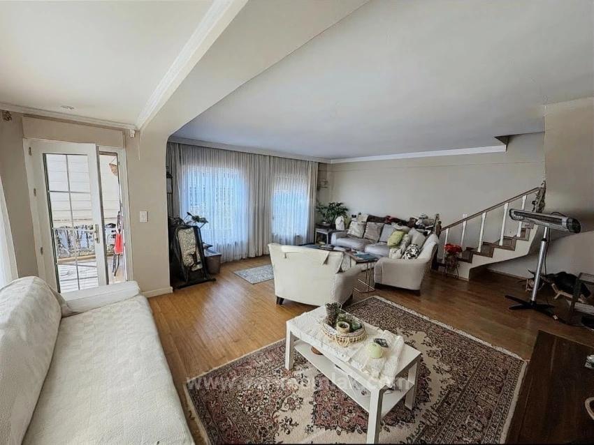 3+1 Maisonette-Wohnung Mit Kamin, Meerblick Und Geräumigem Wohnzimmer Im Herzen Des Viertels Fevzi Çakmak In Urla.