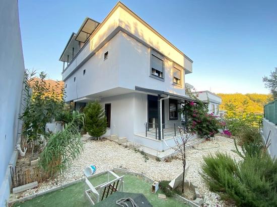 3+1 Villa Zum Verkauf Mit Garten Und Vollem Meerblick In Ürkmez
