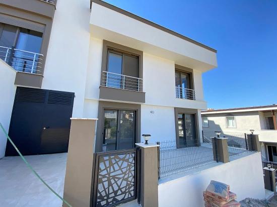 2+1 Villa Zum Verkauf Mit Komplettem Meeresgarten In Seferihisar Ürkmez
