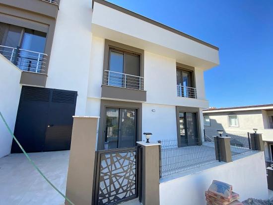 2+1 Villa Zum Verkauf Mit Komplettem Meeresgarten In Seferihisar Ürkmez