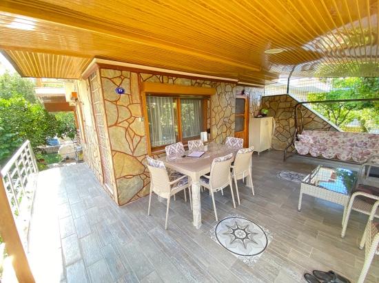 Freistehende 4+1 Villa Zum Verkauf Mit Großem Garten Auf Einem Grundstück In Doğanbey