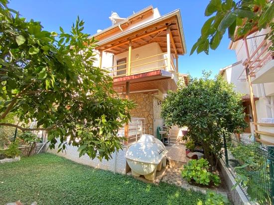 Freistehende 4+1 Villa Zum Verkauf Mit Großem Garten Auf Einem Grundstück In Doğanbey