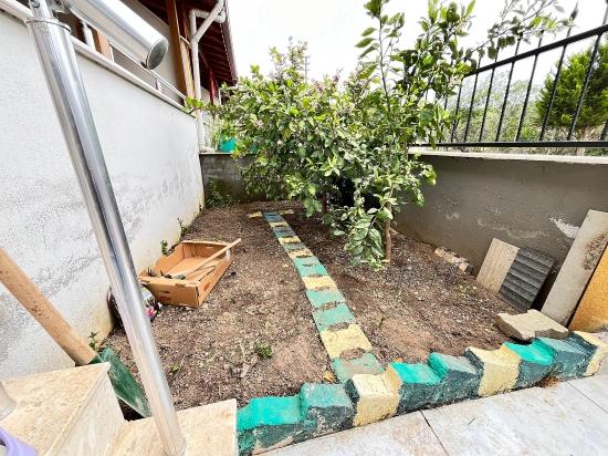 1+1-Apartment Zum Verkauf In Seferihisar/Mersin, 500 M Vom Meer Entfernt, Mit Garten, Keine Weiteren Renovierungsarbeiten Erforderlich.