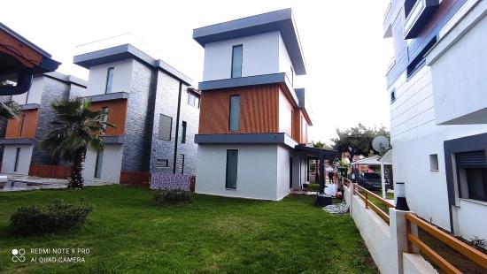 3+1 Villa Zum Verkauf Mit Einem Einzelnen Freistehenden Pool Am Meer In Ürkmez