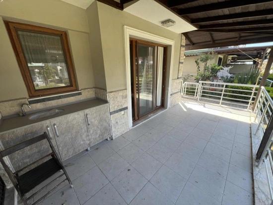 Prestigeträchtige 3+1-zimmer-villa Zum Verkauf In Gümüldür Fevzi Çakmak, Direkt Am Meer Mit Pool