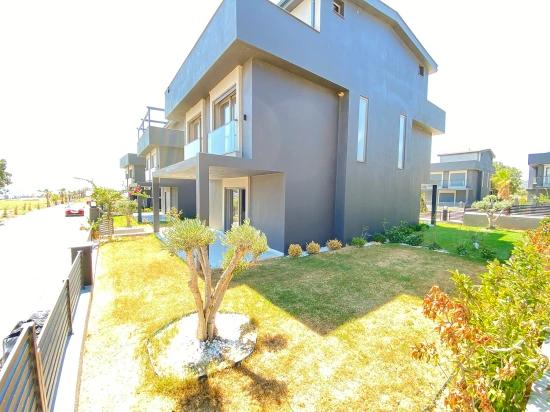 3+1 Freistehende Villa Zum Verkauf In Seferihisar Sakız Ağacı, Direkt Am Meer, Mit Modernem Design.