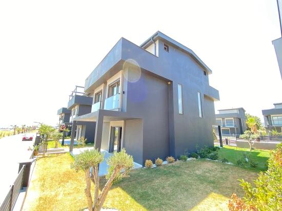 3+1 Freistehende Villa Zum Verkauf In Seferihisar Sakız Ağacı, Direkt Am Meer, Mit Modernem Design.