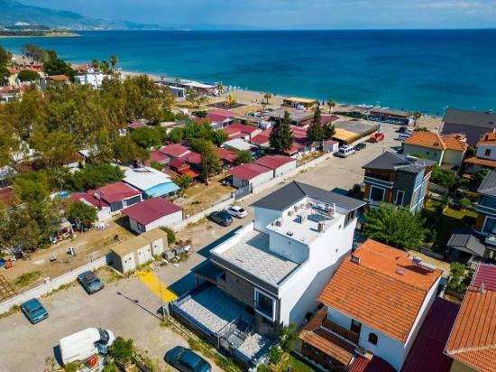 Ultra-Luxus-3+1-Villa Zum Verkauf Mit Privatem Garten, Direkt Am Meer In Ürkmez