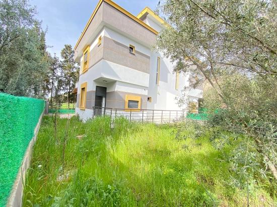 3+1 Villa Zum Verkauf In Doğanbey, Geräumig, Mit Freistehendem Garten, Nahe Dem Meer