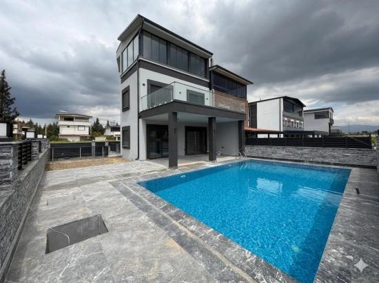 Luxuriöse 3+1-Zimmer-Villa Mit Privatem Pool, 750 M Vom Meer Entfernt In Seferihisar Cumhuriyet!