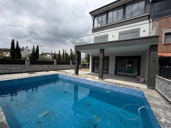 Luxuriöse 3+1-Zimmer-Villa Mit Privatem Pool, 750 M Vom Meer Entfernt In Seferihisar Cumhuriyet!