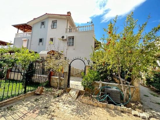 Luxuriöse, Freistehende Villa (4+1 Schlafzimmer) In Seferihisar Bengiler, 100 M Vom Meer Entfernt, Komplett Renoviert
