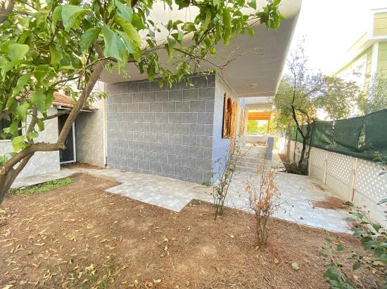 Eine Komplett Freistehende 4+1-zimmer-villa Auf Einem 225 M² Großen Grundstück, Nur 50 Meter Vom Meer Entfernt, In Payamlı, Seferihisar.