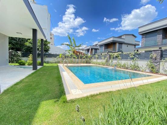 Luxuriöse 4+1-Villa Mit Swimmingpool Und Fußbodenheizung Zum Verkauf In Gumuldur