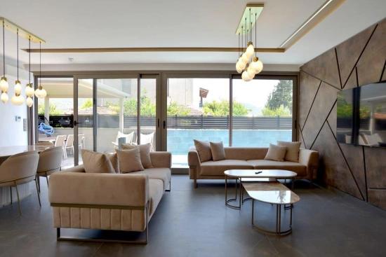 Luxuriöse 3+1-zimmer-villa Mit Großem Garten, Parkplatz Und Swimmingpool In Gümüldür