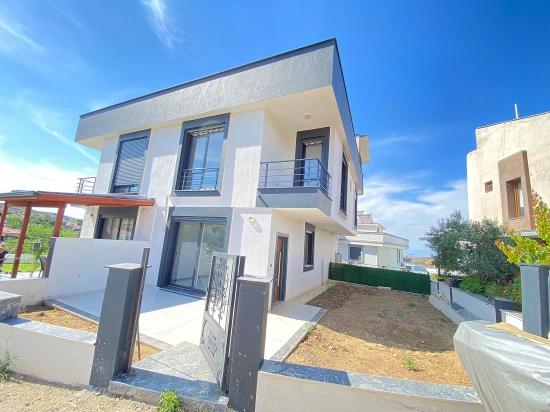 Genießen Sie Die Terrasse Und Die Meeresbrise In Payamlı, Seferihisar: 3+1 Eckvilla Zu Verkaufen, Keine Zusätzlichen Kosten Erforderlich.