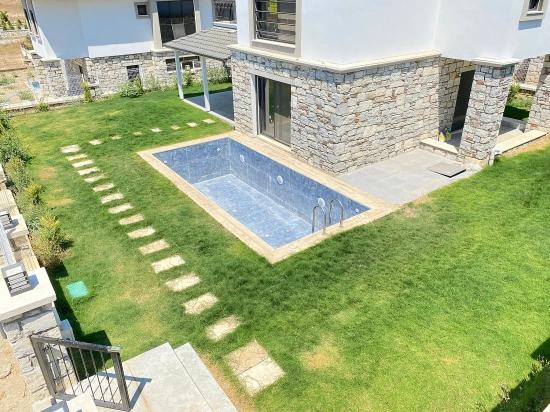 Schwimmbad, Fußbodenheizung, Luxuriöse 4+1-Villa Zum Verkauf In Seferihisar