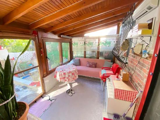 2+1-zimmer-wohnung In Seferihisar Mersinalanı Zu Verkaufen, 100 M Vom Meer Entfernt, Mit Garten Und Pavillon, Keine Zusätzlichen Kosten