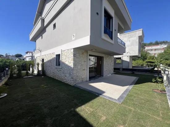Izmir Özdere 14 Häuser: Eine Riesige 3+1 Villa Mit Großem Garten Und Außenverkleidung Aus Stein Für Hohen Wohnkomfort.