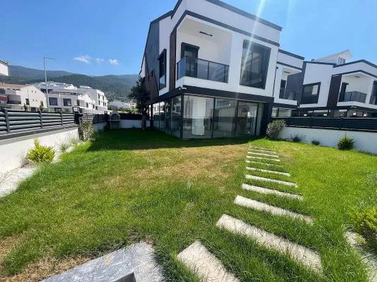 Luxuriöse 3+1-Zimmer-Villa Mit Garten, Vorbereitet Für Kamerasystem, 300 M Vom Meer Entfernt In Özdere