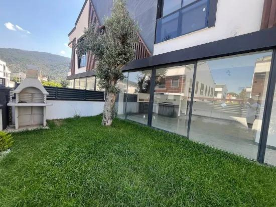 Luxuriöse 3+1-zimmer-villa Mit Garten, Vorbereitet Für Kamerasystem, 300 M Vom Meer Entfernt In Özdere