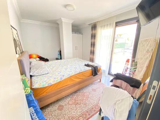 In Seferihisar Bengiler, 50m Vom Meer Entfernt, Ein 1+1 Apartment Im Stil Eines Einfamilienhauses Mit Großem Garten