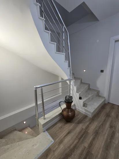 In Seferihisar Ürkmez, eine etwa 600 m entfernte, großzügige gartenumschlossene 3+1 Sommerhaus-villa