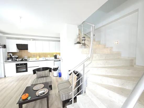 In Seferihisar Ürkmez, eine etwa 600 m entfernte, großzügige gartenumschlossene 3+1 Sommerhaus-villa