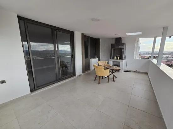 In Seferihisar Ürkmez, eine etwa 600 m entfernte, großzügige gartenumschlossene 3+1 Sommerhaus-villa
