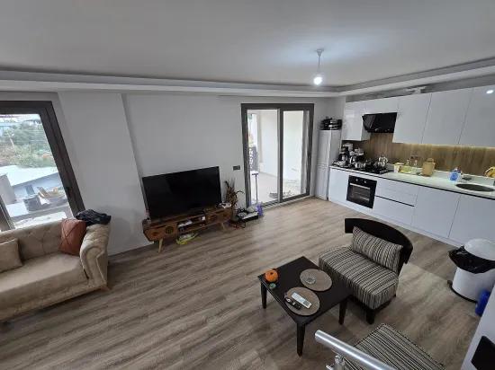 In Seferihisar Ürkmez, eine etwa 600 m entfernte, großzügige gartenumschlossene 3+1 Sommerhaus-villa