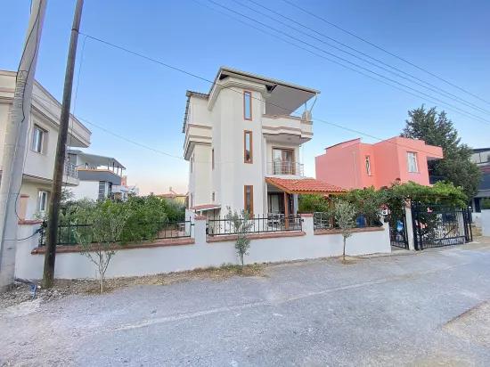 In Seferihisar Atatürk Mah. befindet sich eine vollständig unabhängige Villa mit voller Meeresaussicht, 4+1 Zimmer, zum Verkauf