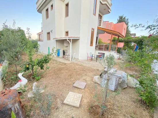 In Seferihisar Atatürk Mah. befindet sich eine vollständig unabhängige Villa mit voller Meeresaussicht, 4+1 Zimmer, zum Verkauf