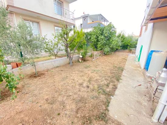 In Seferihisar Atatürk Mah. befindet sich eine vollständig unabhängige Villa mit voller Meeresaussicht, 4+1 Zimmer, zum Verkauf