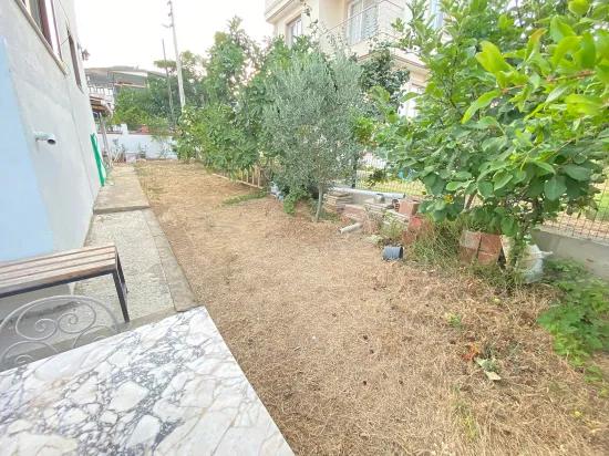 In Seferihisar Atatürk Mah. befindet sich eine vollständig unabhängige Villa mit voller Meeresaussicht, 4+1 Zimmer, zum Verkauf